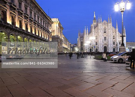 Piazza Duomo à la tombée de la nuit, Milan, Lombardie, Italie, Europe