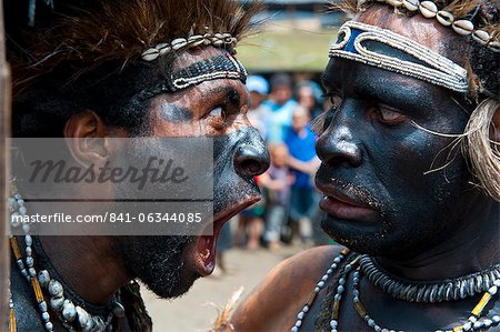 Bunt gekleidet und Gesicht gemalt lokale Stämme feiern das traditionelle Sing Sing in den Highlands von Papua-Neuguinea, Pazifik