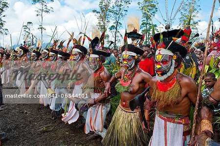 Multicolore habillé et visage peint des tribus locales célébrant la traditionnelle Sing Sing dans les hautes terres de Papouasie Nouvelle Guinée, Pacifique