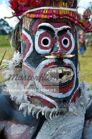 Multicolore habillé et visage peint des tribus locales célébrant la traditionnelle Sing Sing dans les hautes terres de Papouasie Nouvelle Guinée, Pacifique