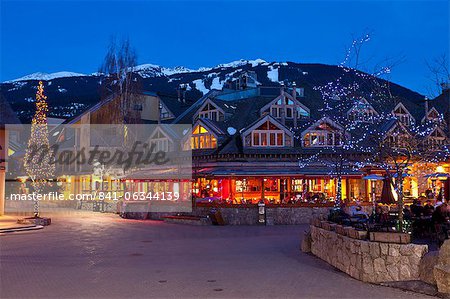 Dorfplatz, Whistler VIllage, in der Abenddämmerung, Whistler Blackcomb Ski Resort, Whistler, British Columbia, Kanada, Nordamerika