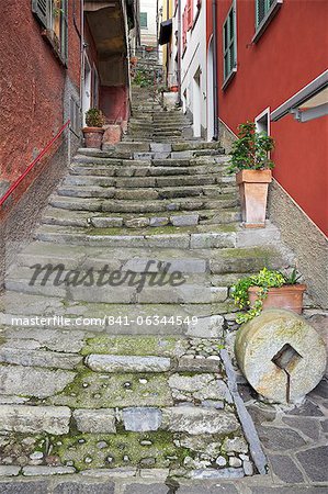 Médiévales pavées rues de Varenna, lac de Côme, Lombardie, Italie, Europe