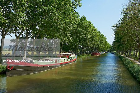 Le Somail Dorf, Schifffahrt auf dem Canal du Midi, zwischen Carcassone und Beziers, Aude, Languedoc-Roussillon, Frankreich, Europa