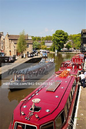 Narrowboats at Skipton Canal Basin, Skipton, North Yorkshire, Yorkshire, England, United Kingdom, Europe