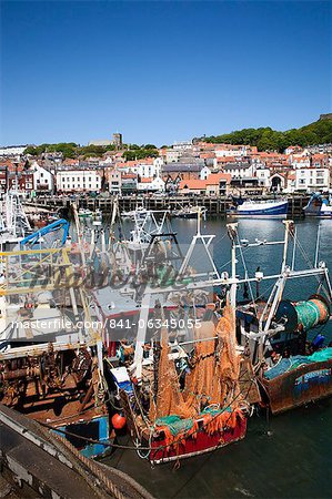 Chalutiers dans le port, Scarborough, North Yorkshire Yorkshire, Angleterre, Royaume-Uni, Europe