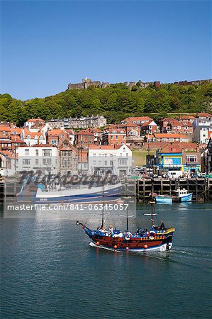 Bateau de croisière de plaisir pirate entrant dans le port, Scarborough, North Yorkshire, Yorkshire, Angleterre, Royaume-Uni, Europe