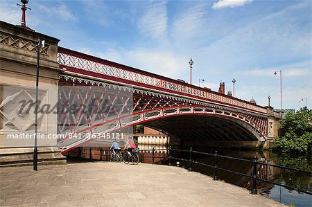 Cyclistes de la rivière Aire au pont de Crown Point, Leeds, West Yorkshire, Yorkshire, Angleterre, Royaume-Uni, Europe