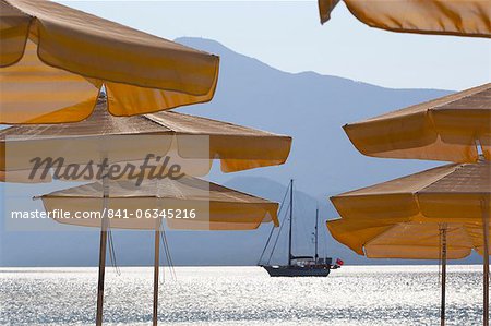 Parapluies et yacht, Psili Ammos, Samos, îles de l'Égée, Grèce
