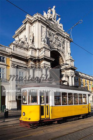 Straßenbahn (Electricos) unterhalb der Arco da Rua Augusta in der Praca do Comercio, Baixa, Lissabon, Portugal, Europa