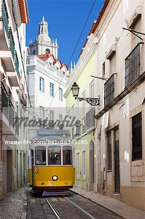 Tram (electricos) le long de la Rua das Escolas Gerais avec tour de São Vicente de Fora, Lisbonne, Portugal, Europe