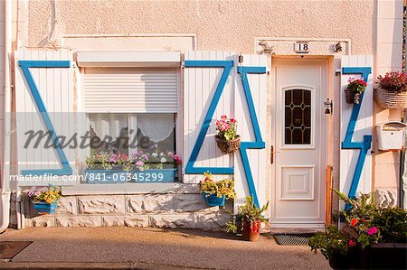 Eine bunte alte Fischerhaus in Saint-Vaast La Hougue, Halbinsel Cotentin, Normandie, Frankreich, Europa