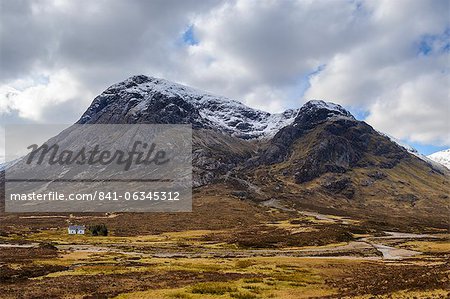 Single small cottage and Buachaille Etive Mor, Rannoch Moor, Glencoe, Highland Region, Scotland