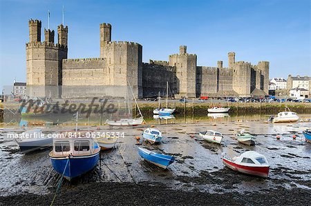 Ebbe auf dem Fluss Seiont in Caernarfon Castle, UNESCO Weltkulturerbe, Caernarfon, Gwynedd, Nordwales, Wales, Vereinigtes Königreich, Europa