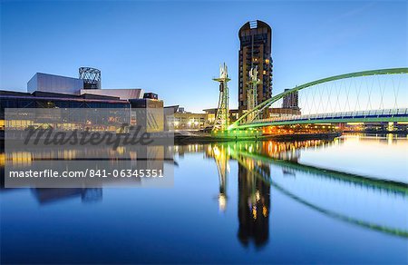 Millennium Bridge und Lowry Centre im Morgengrauen, Salford Quays, Manchester, Greater Manchester, England, Vereinigtes Königreich, Europa