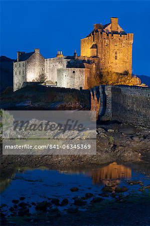 Château d'Eilean Donan (Eilean Donnan) lumineux à la nuit tombante, Dornie, Loch Duich, région des Highlands, Ecosse