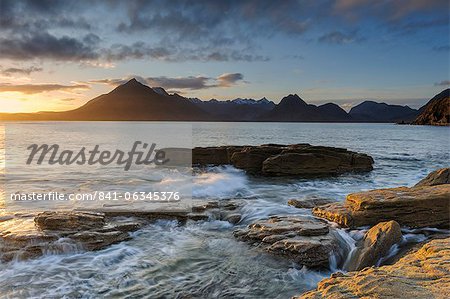 Coucher de soleil à la plage Elgol sur Loch Scavaig, montagnes Cuillin, île de Skye, en Ecosse