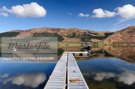 Loch Leven avec bateau à voile et une jetée de Glencoe village, Scottish Highlands, Ecosse