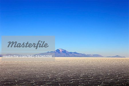 Salar salé d'Uyuni et Mont Tunupa, cordillère des Andes au loin dans le sud-ouest de la Bolivie, Amérique du Sud