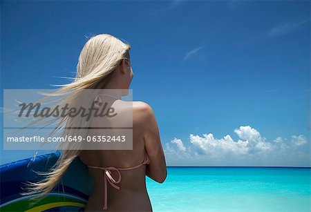 Frau, die Boogie Board am Strand