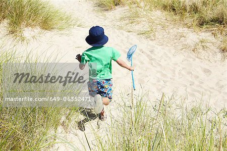 Jungen tragen net Angeln am Strand