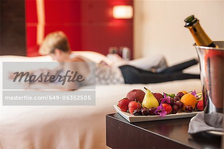 Couple détente sur lit de chambre d'hôtel