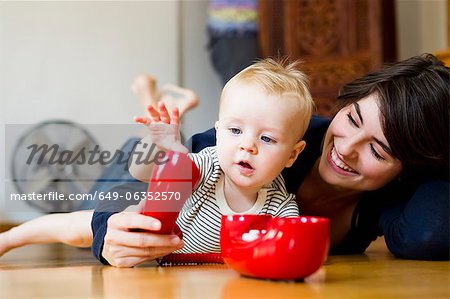 Mère et bébé jouant sur le plancher