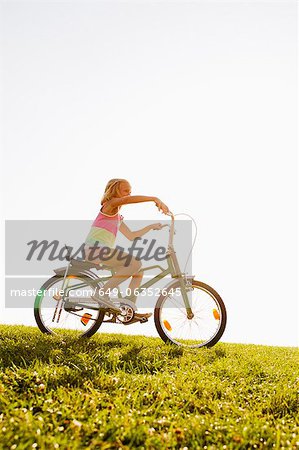 Vélo fille dans l'herbe