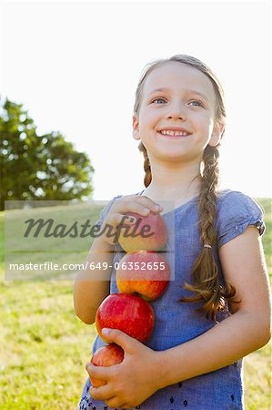 Lächelnd mädchen tragen Äpfel im freien