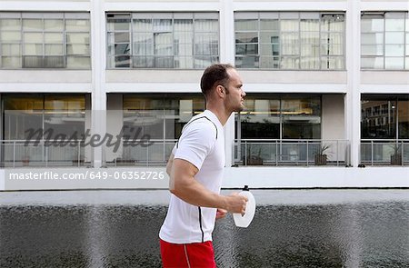 Mann läuft auf einer Stadtstraße