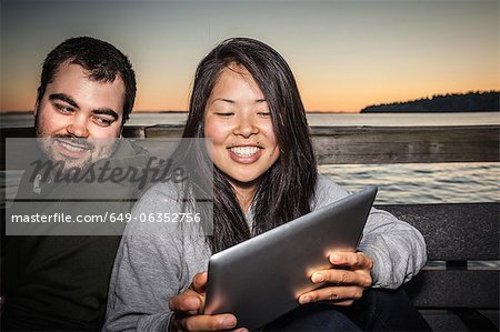 Paar mit Tablettcomputer im freien