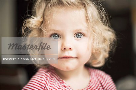 Gros plan du visage curieux filles Gros plan du visage curieux filles