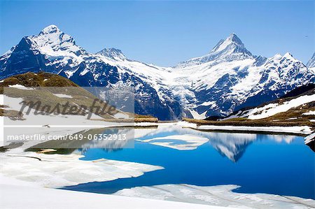 Paysage de neige reflétée encore le lac