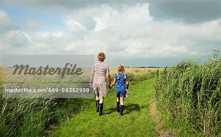 Mère et fille marche dans le champ