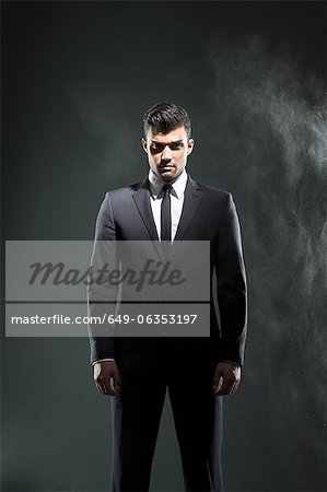 Kaufmann in rauchigen Raum stehen Kaufmann in rauchigen Raum stehen