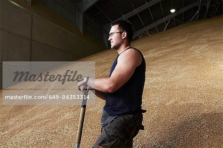 Agriculteur dans le hangar du grain