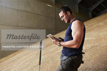 Homme à l'aide de tablet PC en grain