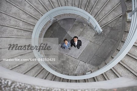 Geschäftsleute unter Wendeltreppe