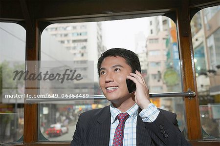 Homme d'affaires sur téléphone portable sur le bus