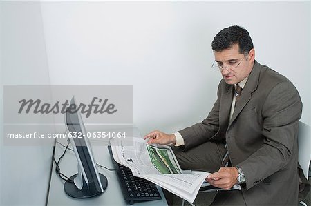Kaufmann lesen Zeitung im Büro