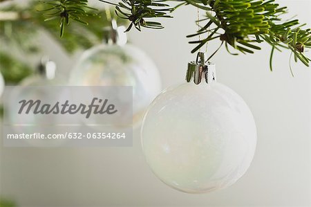 Boules de Noël suspendu à l'arbre de Noël