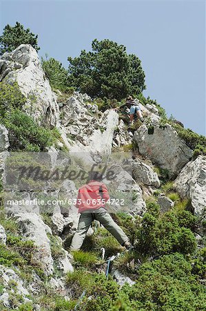 Wanderer Klettern Felsen, Rückansicht