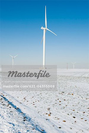 Éoliennes sur terrain enneigé