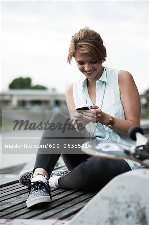Teenage Girl Texting, Mannheim, Bade-Wurtemberg, Allemagne