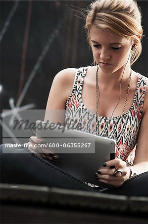 Jugendlicher mit Tablet PC, Mannheim, Baden-Württemberg, Deutschland