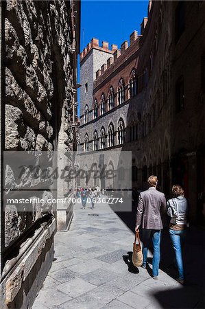 Promeneurs de Palazzo Chigi-Saracini, Sienne, Toscane, Italie
