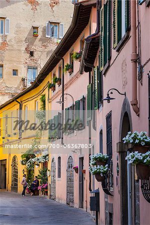 Pastellfarbene Häuserreihe, Lucca, Toskana, Italien