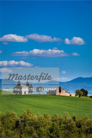 Kirche der Madonna di Vitaleta und Bauernhaus, San Quirico d ' Orcia, Provinz Siena, Toskana, Italien Kirche der Madonna di Vitaleta und Bauernhaus, San Quirico d ' Orcia, Provinz Siena, Toskana, Italien