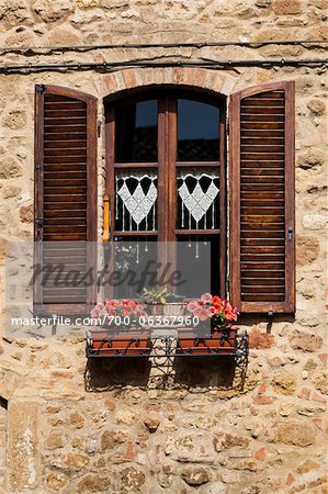 Fenêtre avec des volets et des bacs à fleurs, Pienza, Val d'Orcia, Toscane, Italie Fenêtre avec des volets et des bacs à fleurs, Pienza, Val d'Orcia, Toscane, Italie