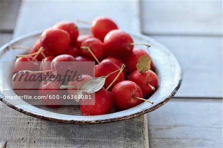 Bol de pommes sauvages