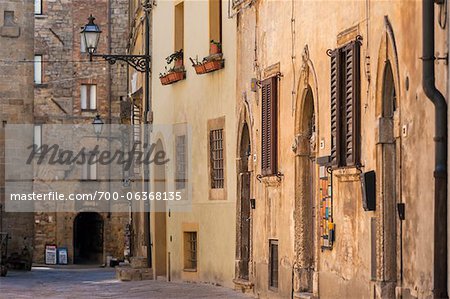 Gebäudefassaden, Volterra, Toskana, Italien